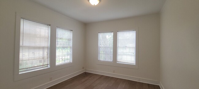 Building Photo - Great 3 bedroom/2 bath home with Oven, Ref...