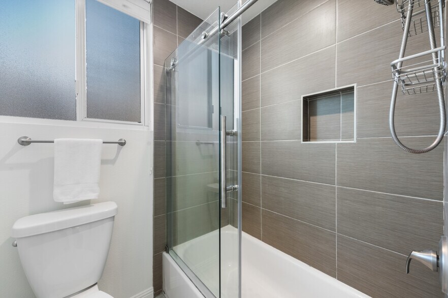 Building Photo - 8530 Holloway Dr