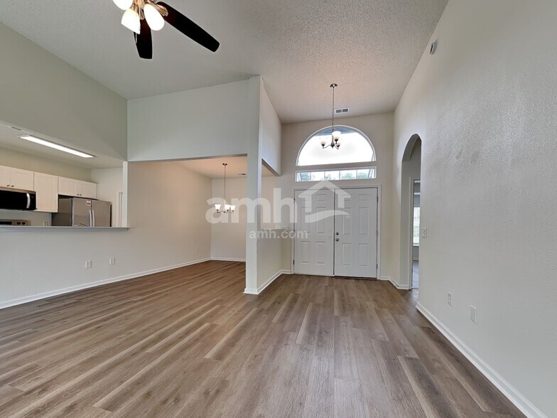 Building Photo - 523 Amsonia Cir