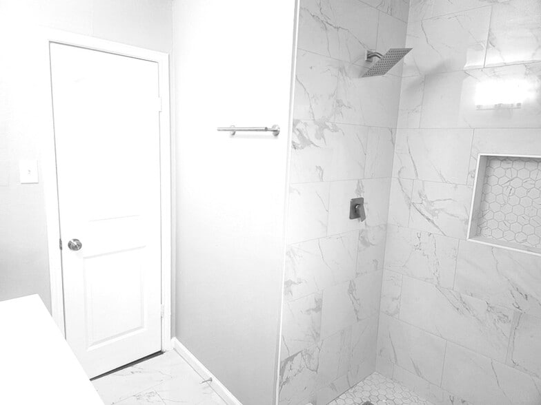 Building Photo - 7410 Woodoak Dr