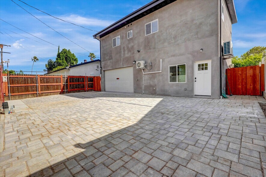 Building Photo - 17095 Kingsbury St