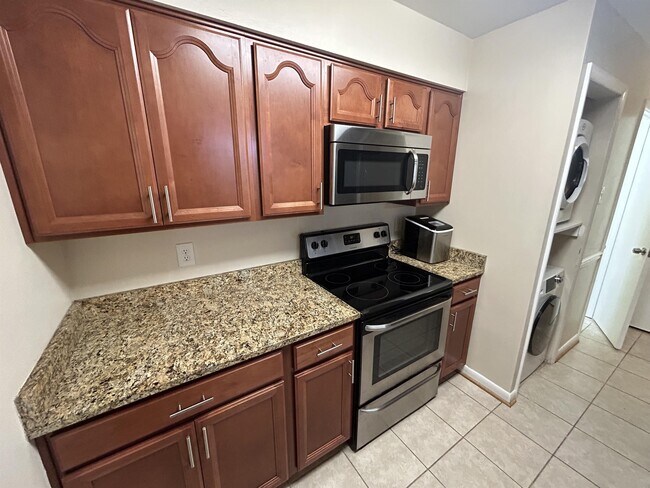 Building Photo - 3095 Hawthorne Dr NE