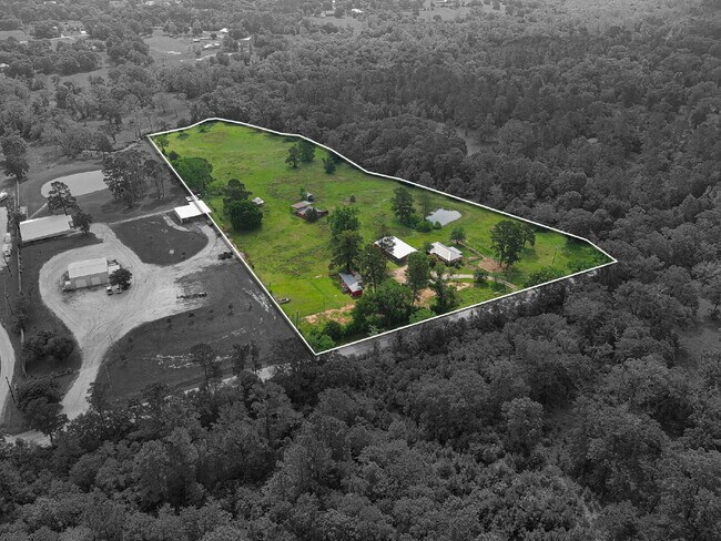 Building Photo - Welcome to quiet, country living with close proximity to MISD schools, and downtown Montgomery am...