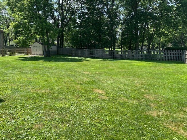 Building Photo - 2500 sq. ft. 4 Bedroom Ranch Home w/Large ...