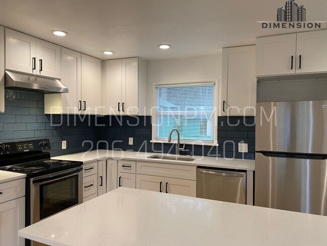 Building Photo - Fully  remodeled 3 bed, 1 bath house in Lakewood!