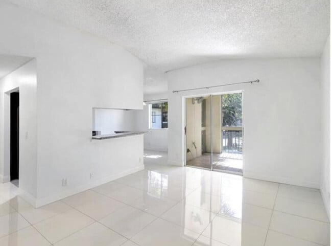 Building Photo - 9901 Westview Dr