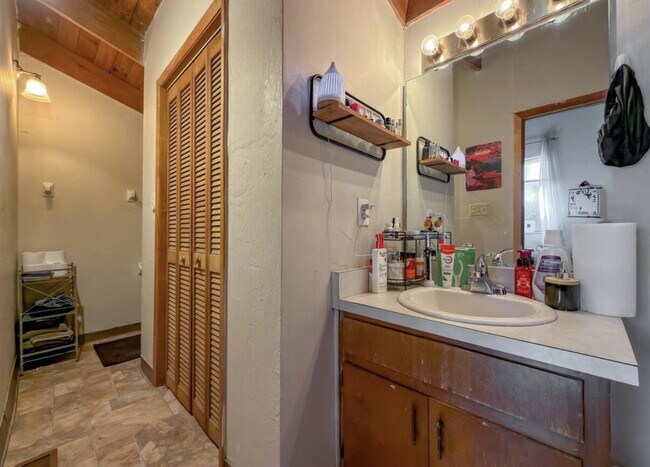 Building Photo - Spacious 1BR Retreat Near FSU & TCC – Vaulted Ceilings, BRAND NEW DECK!