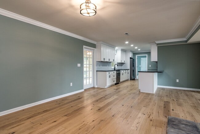 Building Photo - Newly renovated 4 Bedroom 3 Bathroom Home ...