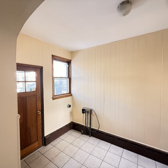 Building Photo - 713 S Front St