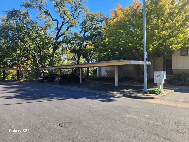 Building Photo - Beautiful two story condo in a well maintained complex, and close to everything!!