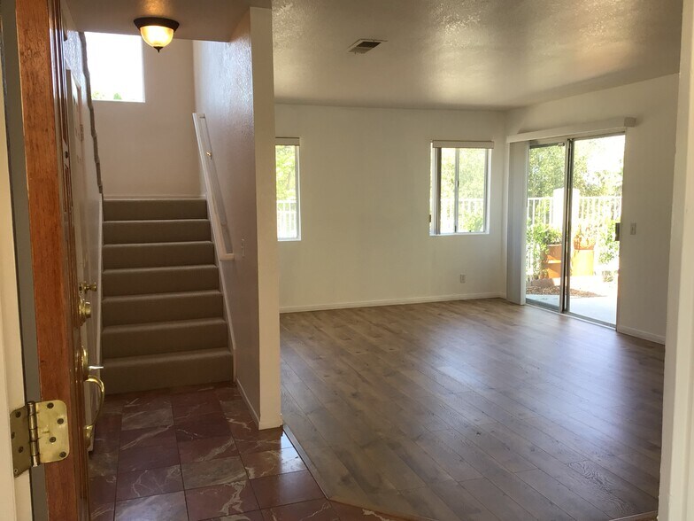 Building Photo - 10864 Avenida de los Lobos