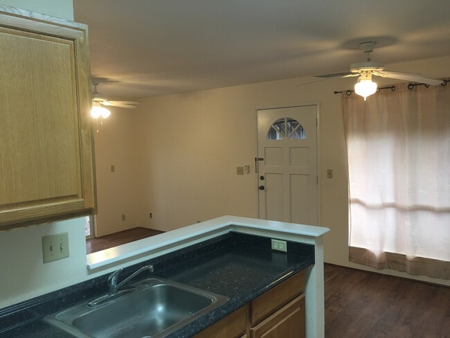 Building Photo - 2 bdrm 1.5 bath 2nd floor Southpointe at W...