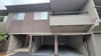 Building Photo - 3 bd/2 ba Townhouse close to USD.