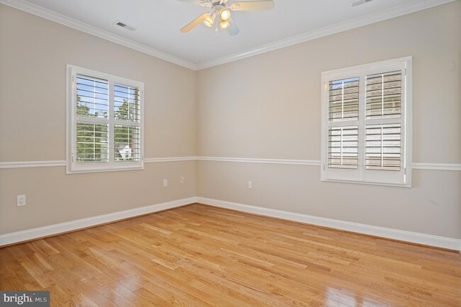 Building Photo - 5905 Lone Oak Dr