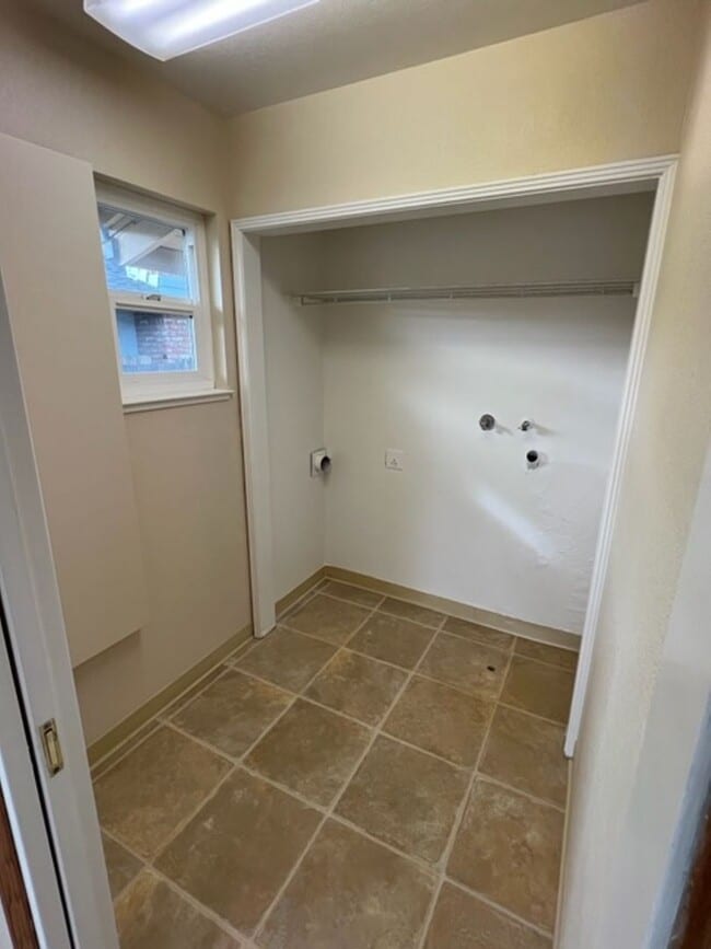 Building Photo - SPACIOUS 4 BEDROOM HOME IN SOUTH SALINAS