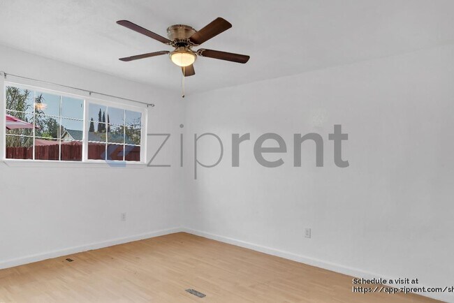 Building Photo - 1659 Knickerbocker Dr