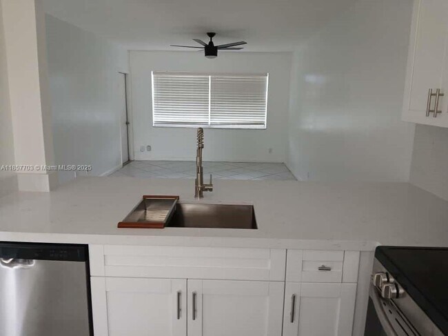 Building Photo - 5181 W Oakland Park Blvd