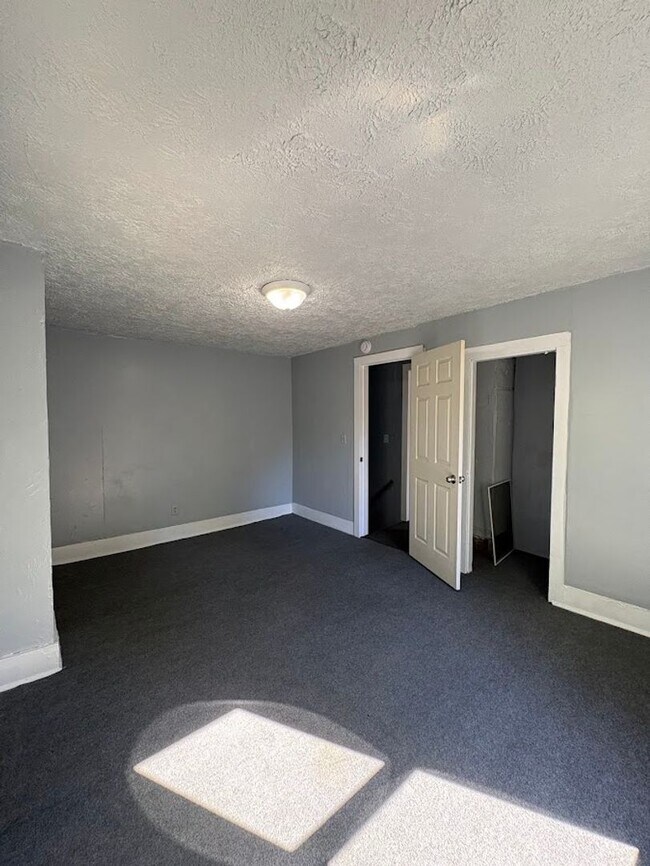 Building Photo - Two bedroom one bathroom home for rent