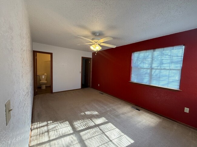 Building Photo - 1940 Ives Way Ln