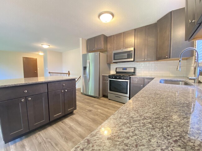 Building Photo - 624 Meadow Run Dr SW