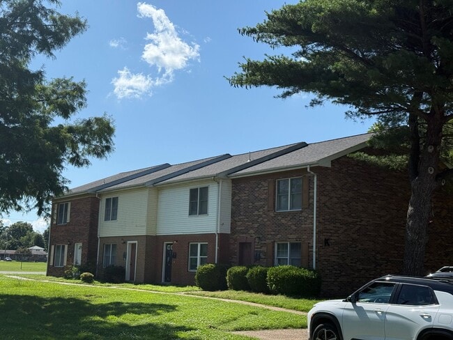 Building Photo - Newly Updated 1 Bedroom, 1 Bathroom Apartment! Close to Pool!