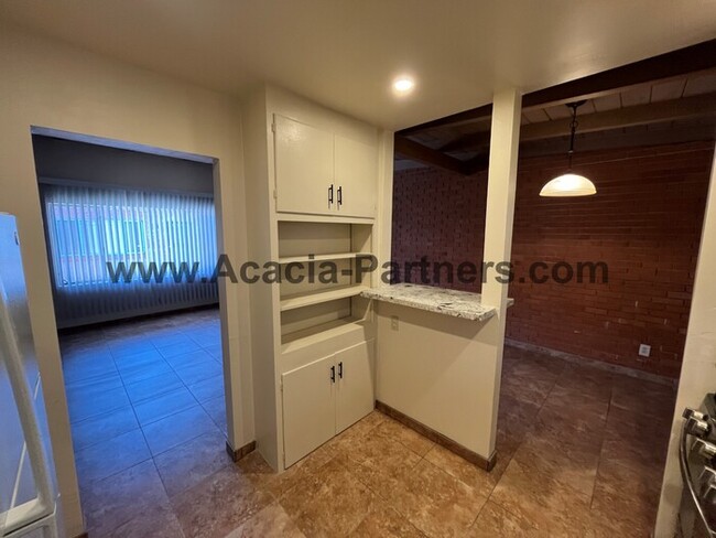 Building Photo - Beautiful 4-Plex w/ Storage