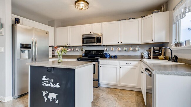 Building Photo - Spacious 4 Bedroom in 80923