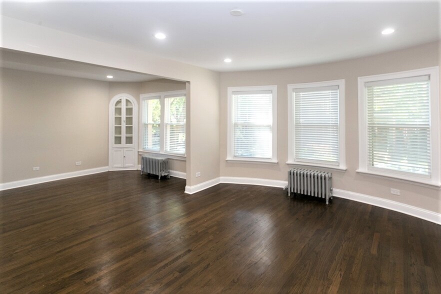 Primary Photo - 1433 W Farragut Ave