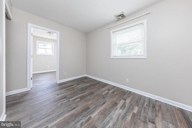 Building Photo - 1304 Clearbrook Ave