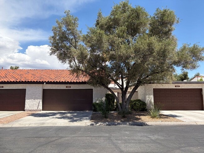 Building Photo - single-story townhouse 3-bedroom, 2-bath