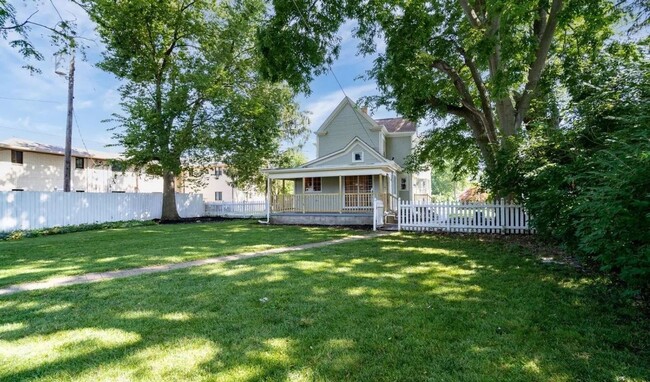 Building Photo - Welcome home to this spacious and unique 5...