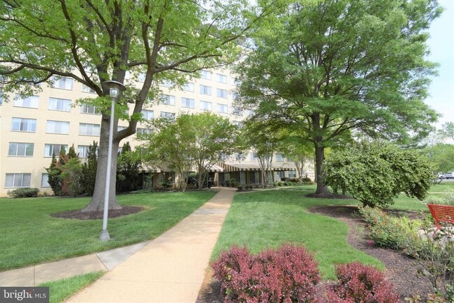 Building Photo - 6621 Wakefield Dr