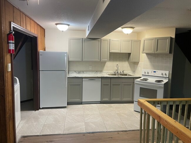 Building Photo - 3110 Alpine Dr