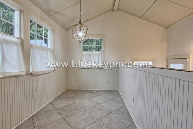 Building Photo - 3 Bed, 2 Bath Cottage in Uptown Vancouver with 2 Bedrooms on Main, Home Office and Bonus Room