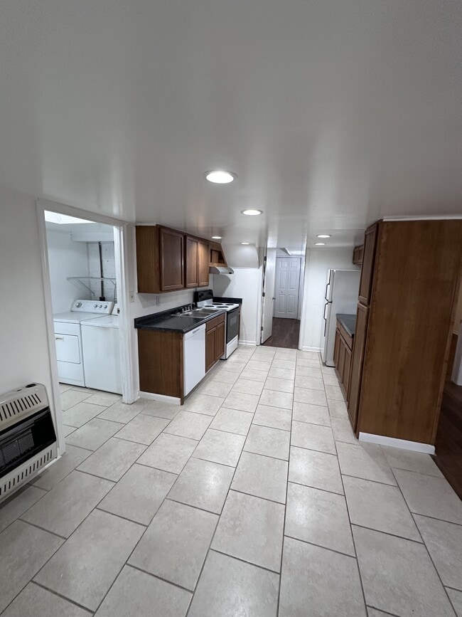 Building Photo - 638 Oakland Dr