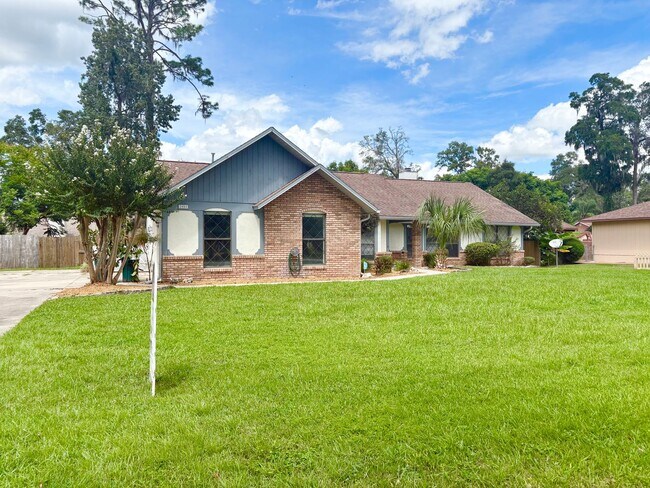 Building Photo - Pool Home in Desired SE Ocala - SPECIAL IN...