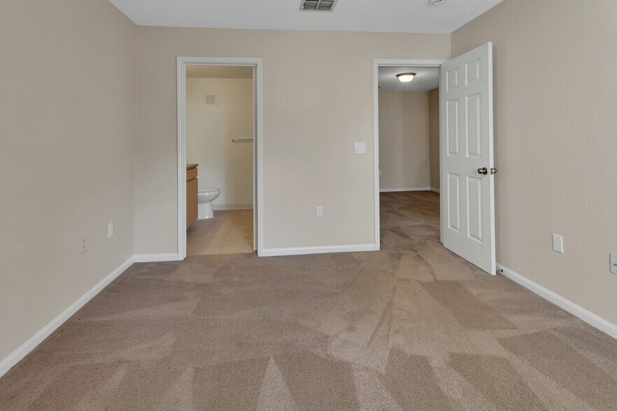 Building Photo - 940 Village Trl