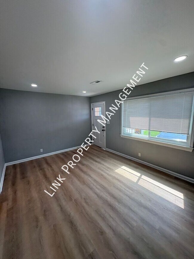 Building Photo - 123 Sequoia Dr
