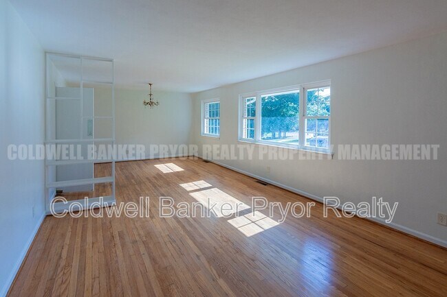Building Photo - 1225 Panorama Dr