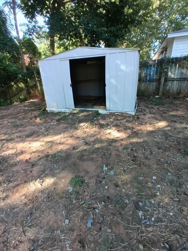 Building Photo - Comfy & Practical!