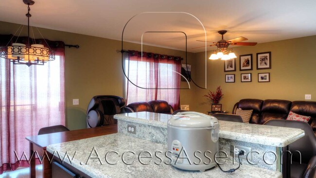 Building Photo - Large 4 Bed/3 Bath Home with an Incredible...