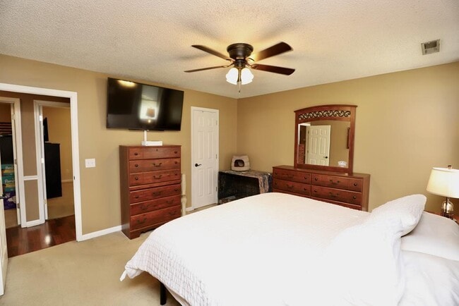 Building Photo - 2415 Edmunds Dr