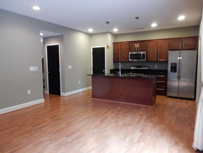 Building Photo - Like New Townhome in Old SW! Close to Cari...