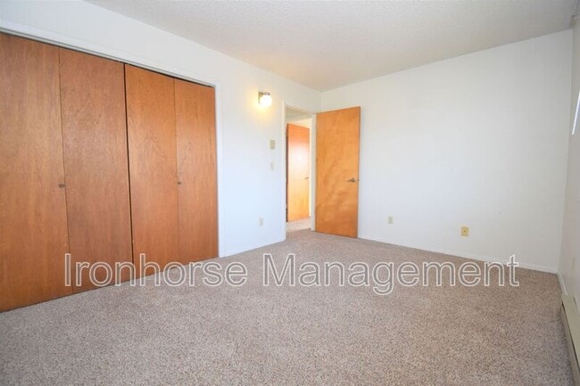 Building Photo - 809 W Villard St
