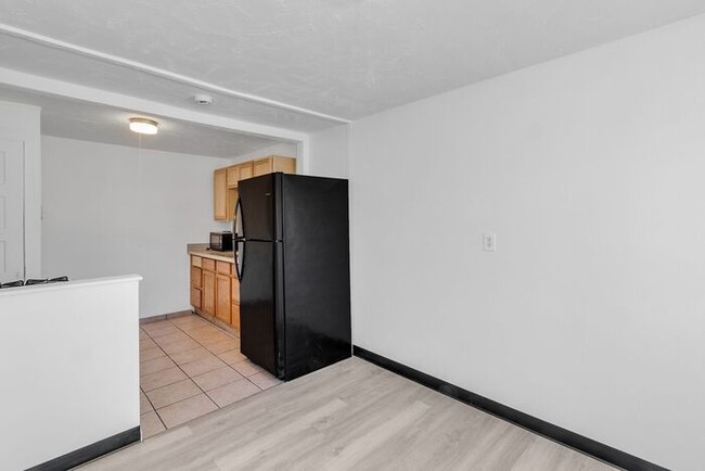 Building Photo - Bright Downtown Studio Apartment