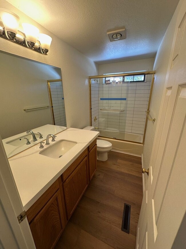 Building Photo - Long Term Glenshire Lease, 3 Bedroom House With Garage