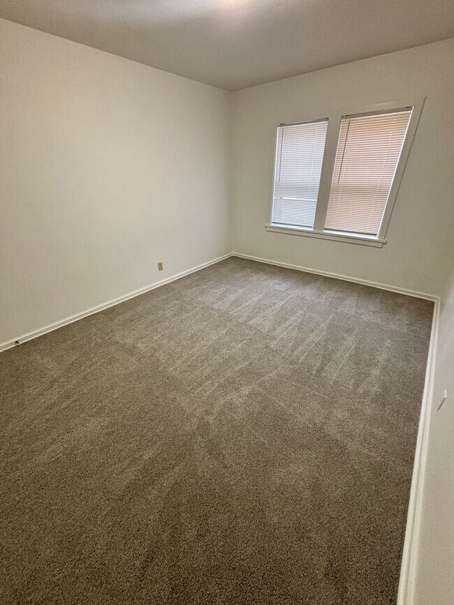 Building Photo - 828 1/2-615 1/2 Miles Ave