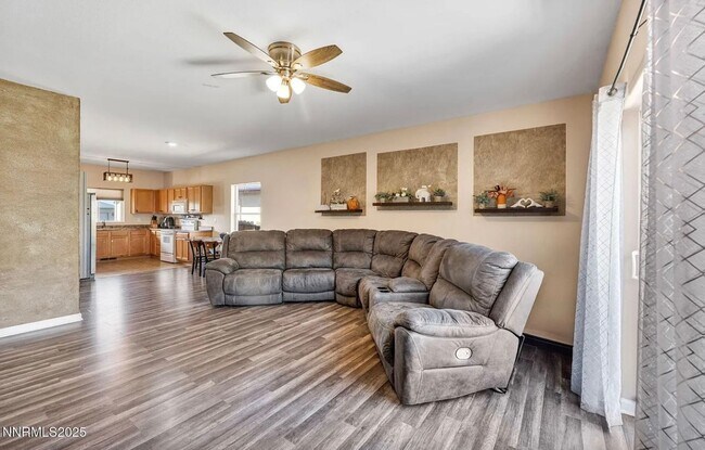 Building Photo - Great Location - Centrally Located - Quick...