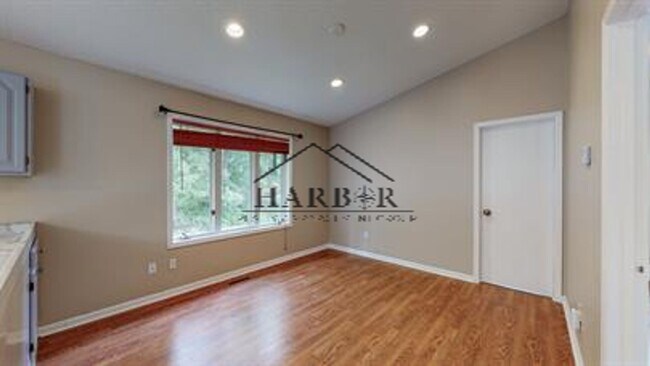 Building Photo - Single Family Home with Vaulted Ceilings!