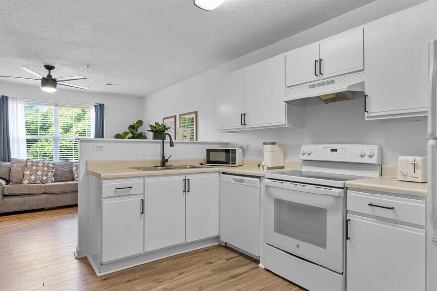 Kitchen - 1132 Fielding Dr